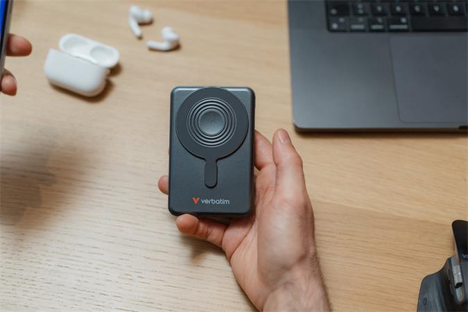 Power bank, mágneses (vezeték nélküli), 2 kábeles, kijelzővel, 10.000mAh, VERBATIM "Charge n Go", szürke
