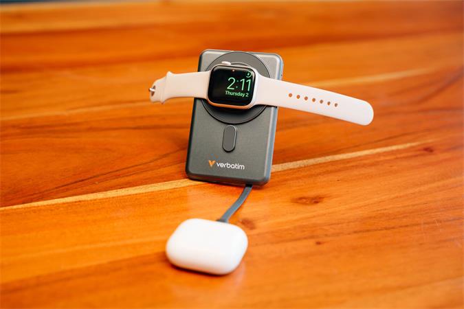Power bank, mágneses (vezeték nélküli), 2 kábeles, kijelzővel, 10.000mAh, VERBATIM "Charge n Go", szürke